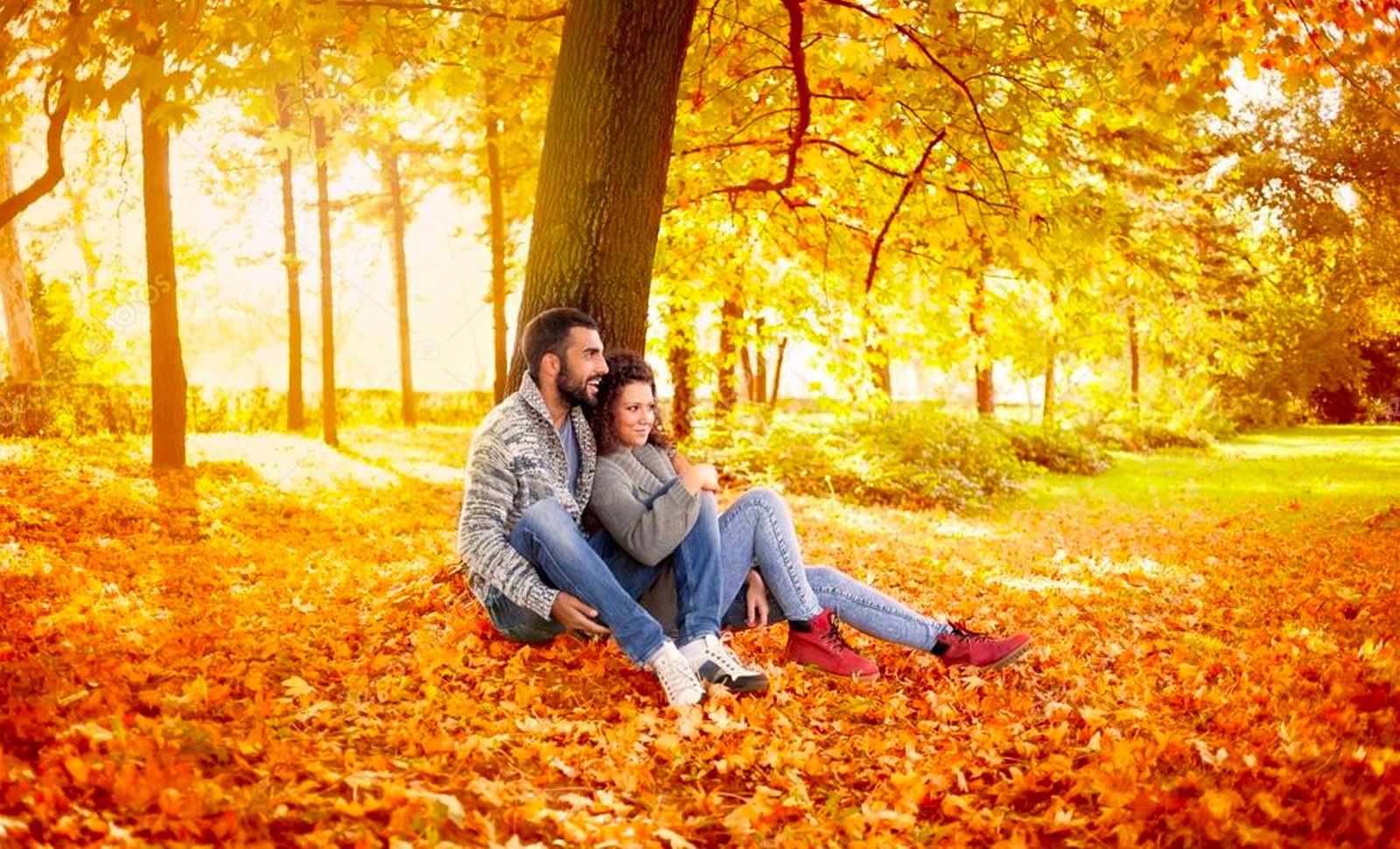 фото пары в парке осенью